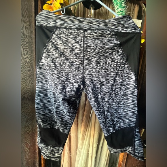 Calvin Klein Performance Black & Gray Patterned Athletic Leggings EUC - Picture 2 of 4